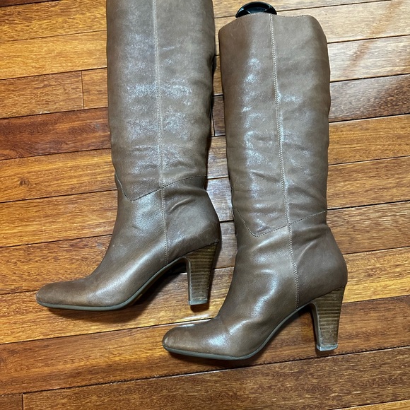 BCBG knee-high boots. Size 8M Taupe, leather (so soft)! Style: BG-ILIA. - Picture 4 of 16